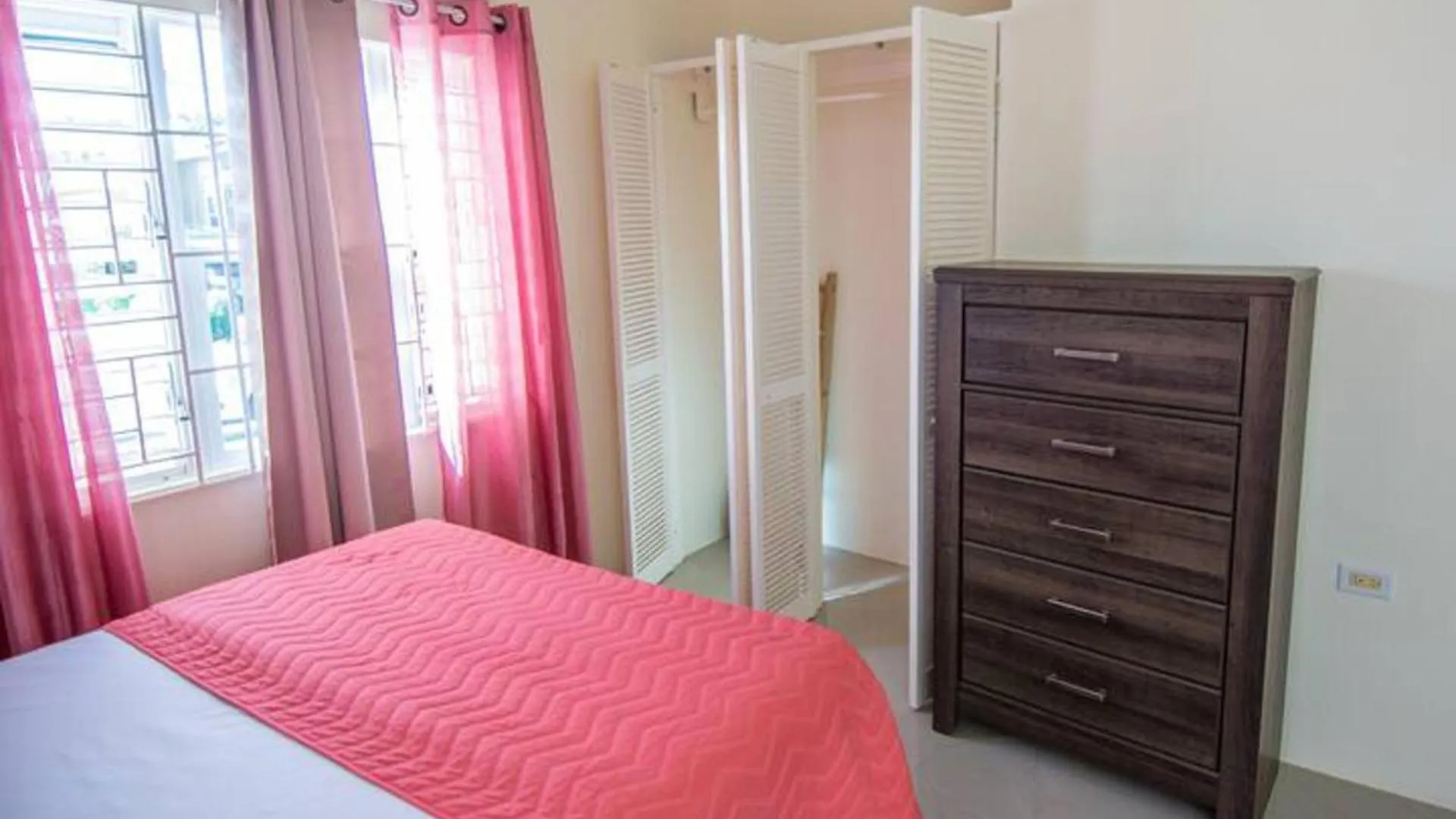 2 Bedroom Haven At Stonebrooks Falmouth 0*,